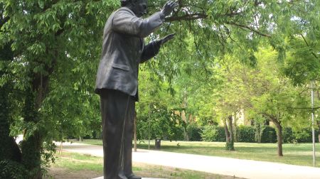 Monumento a Toscanini
